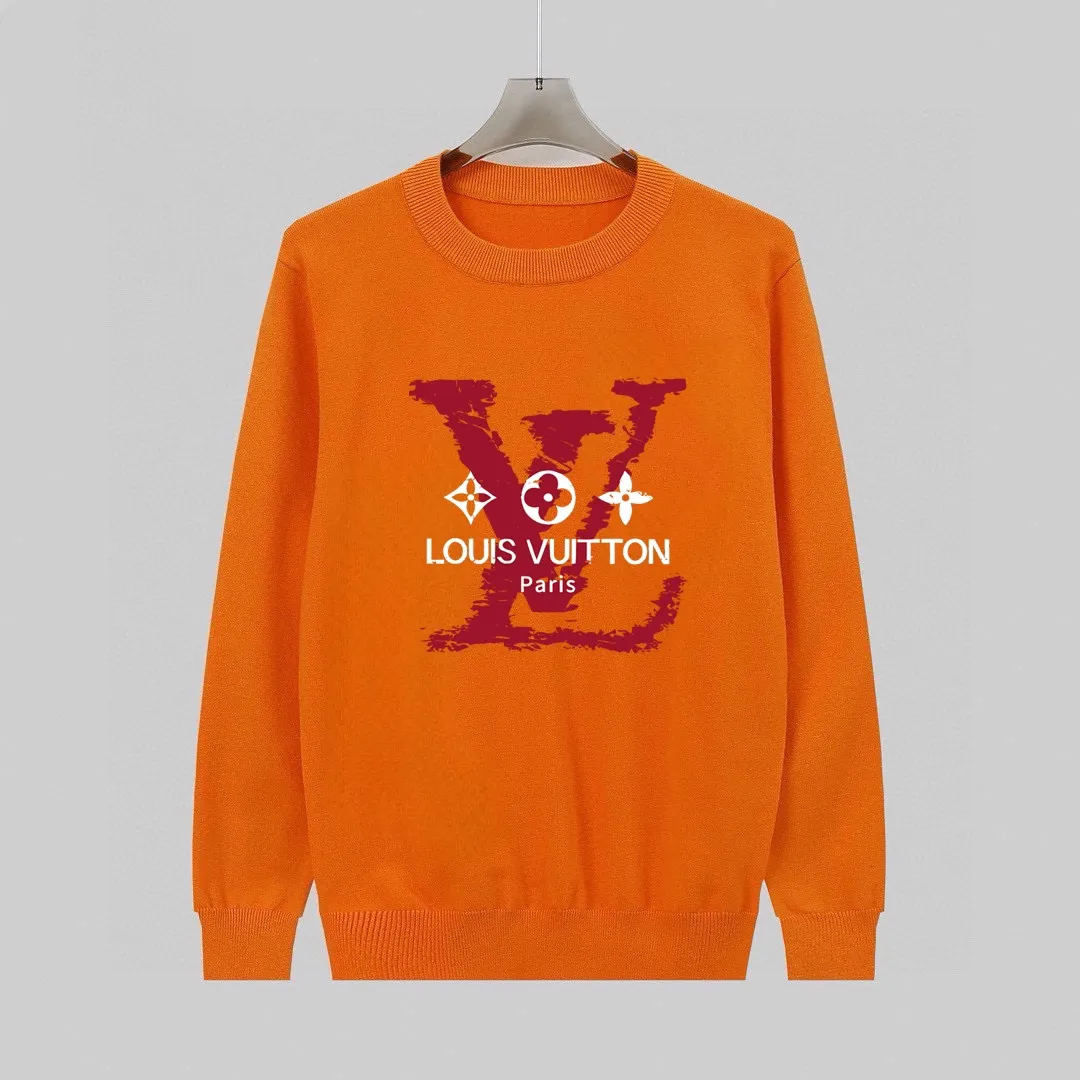 🅿️240 【LV Louis Vuitton】Autumn and winter classic round neck pullover sweater, in full condition! ! ! Wool blended fabric, the latest model in 2025, golden ratio! ! Slim-fitting soft gold, versatile and practical item, the combination and practicality are extremely powerful, simple and elegant, and classy! To create your own style, it is highly recommended to buy it in two colors. The standard slim fit tailoring process is suitable for both young and old men. It is knitted from wool and will not cause any discomfort! While keeping warm, it is stylish, textured and wearable, and the classic logo with contrasting colors on the chest feels in place! ! Recommended for regular customers! ! Size M-3XL (maximum wear: 190 pounds)